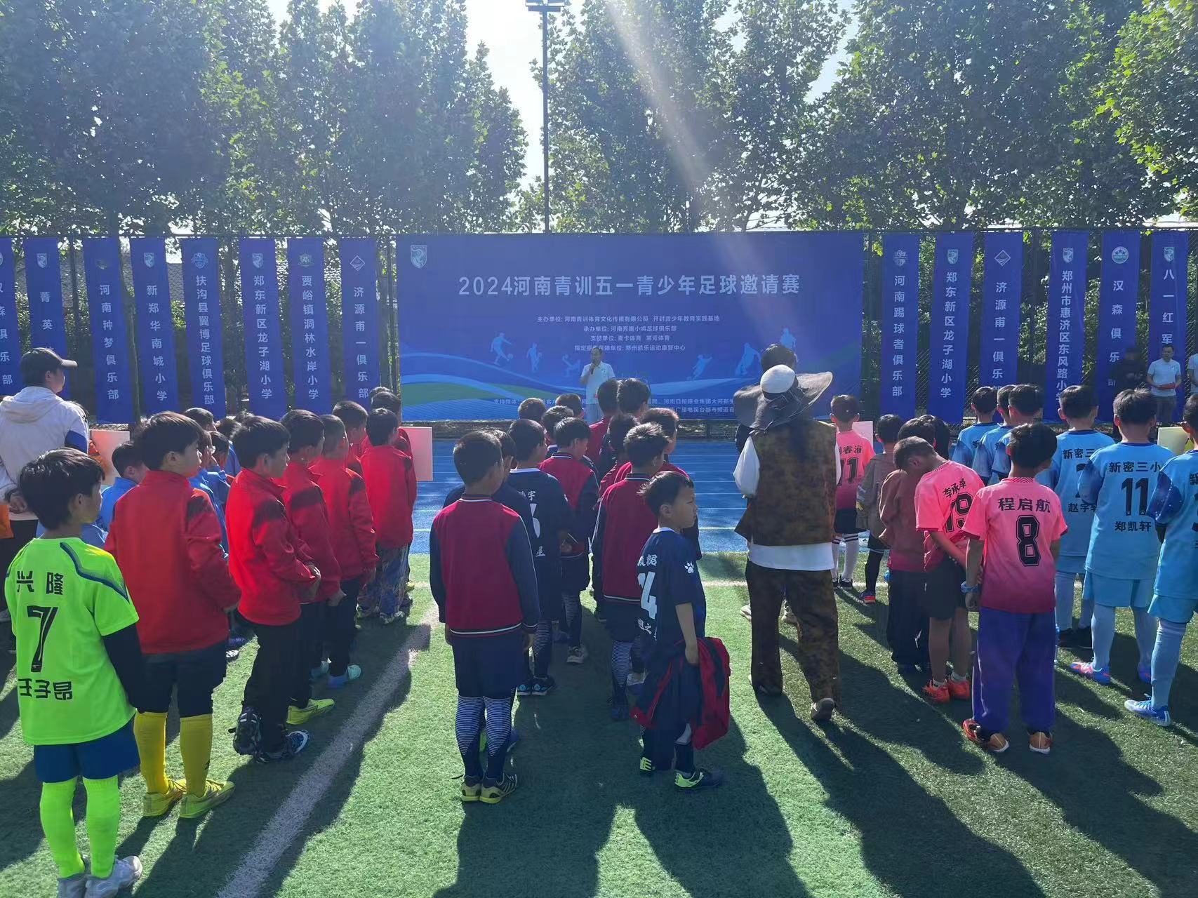 足球职业比赛即将开始，球队备战热火朝天的简单介绍