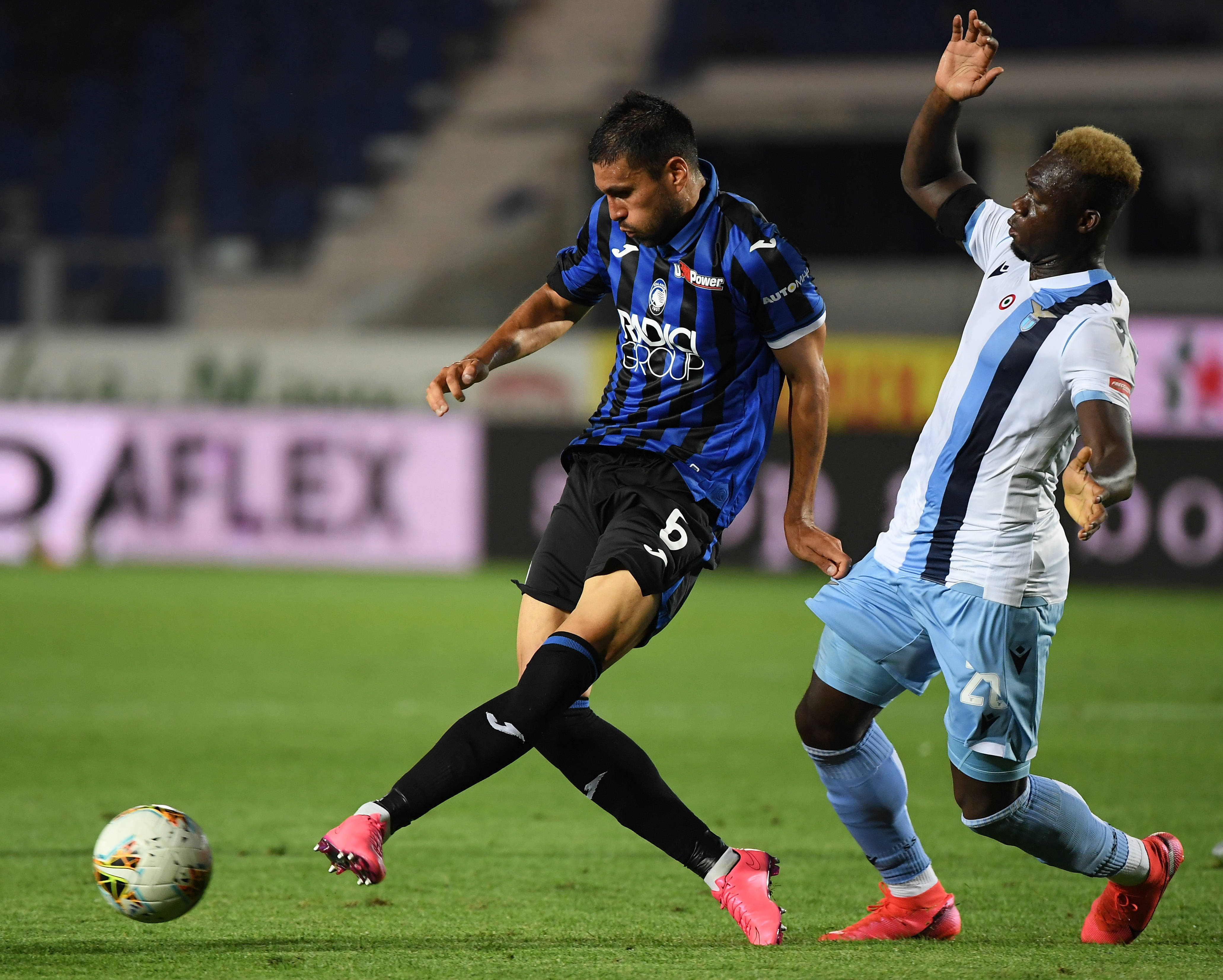 关于顶级足球比赛争夺激烈，场场精彩的信息