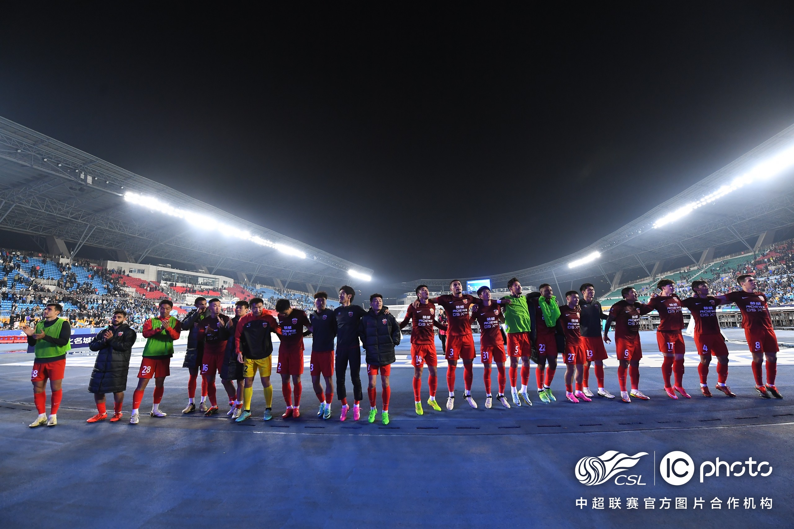 角逐过程中球员努力拼搏，为队伍争取胜利