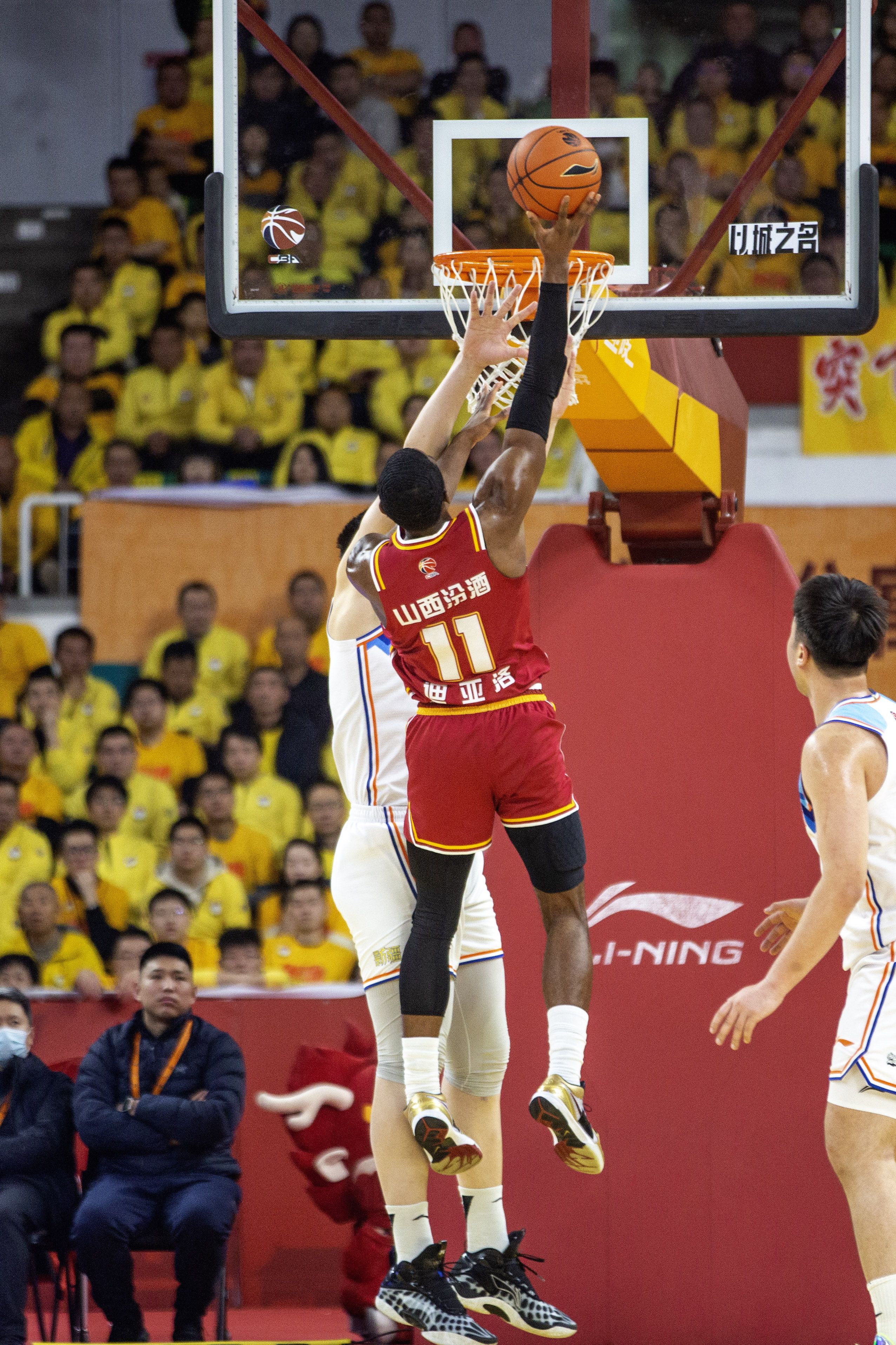 包含篮球冠军联赛：巴塞罗那男篮逆转战胜对手的词条