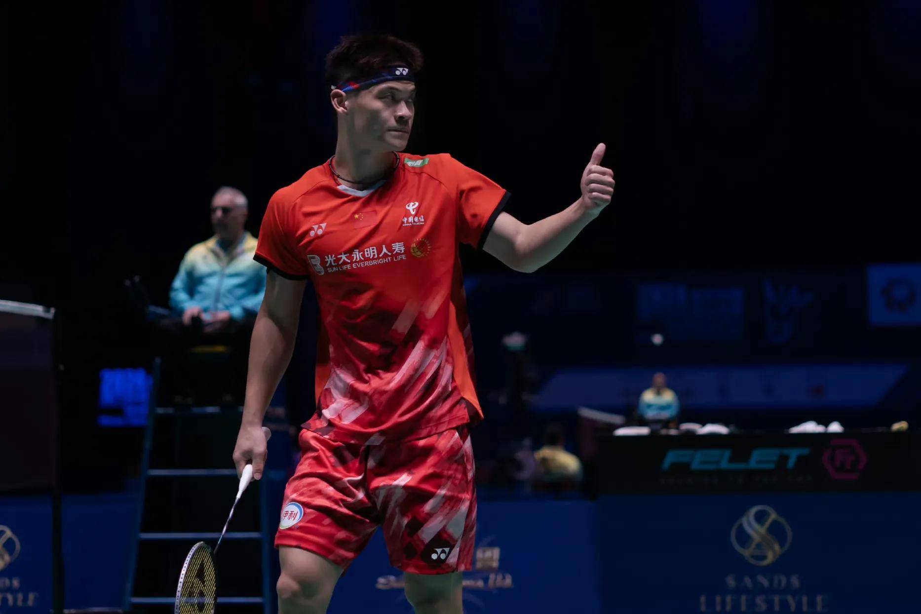 韩国羽毛球选手横扫对手，取得胜利