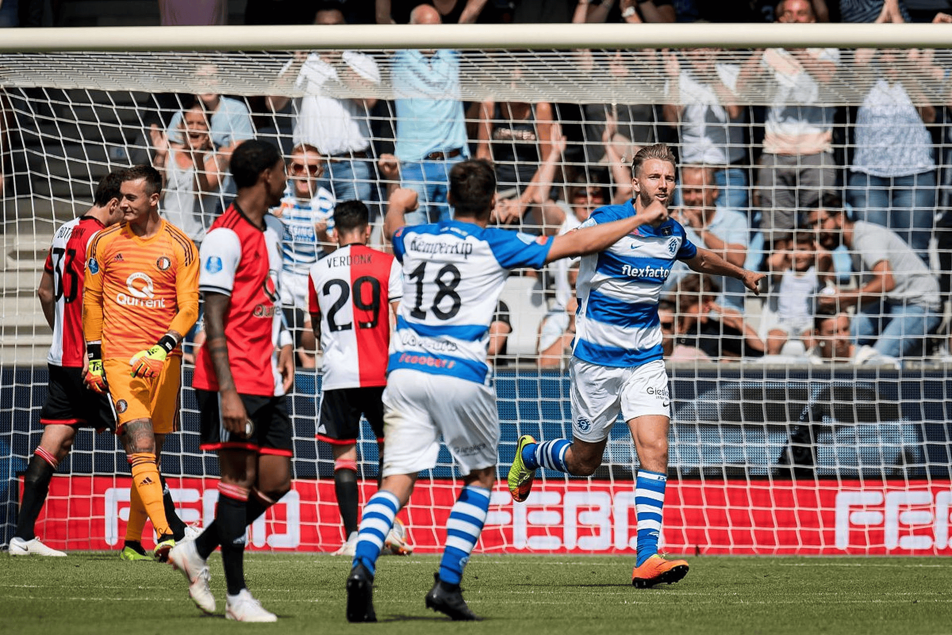 博洛尼亚球员在训练中互相比拼，竞争日渐激烈的简单介绍