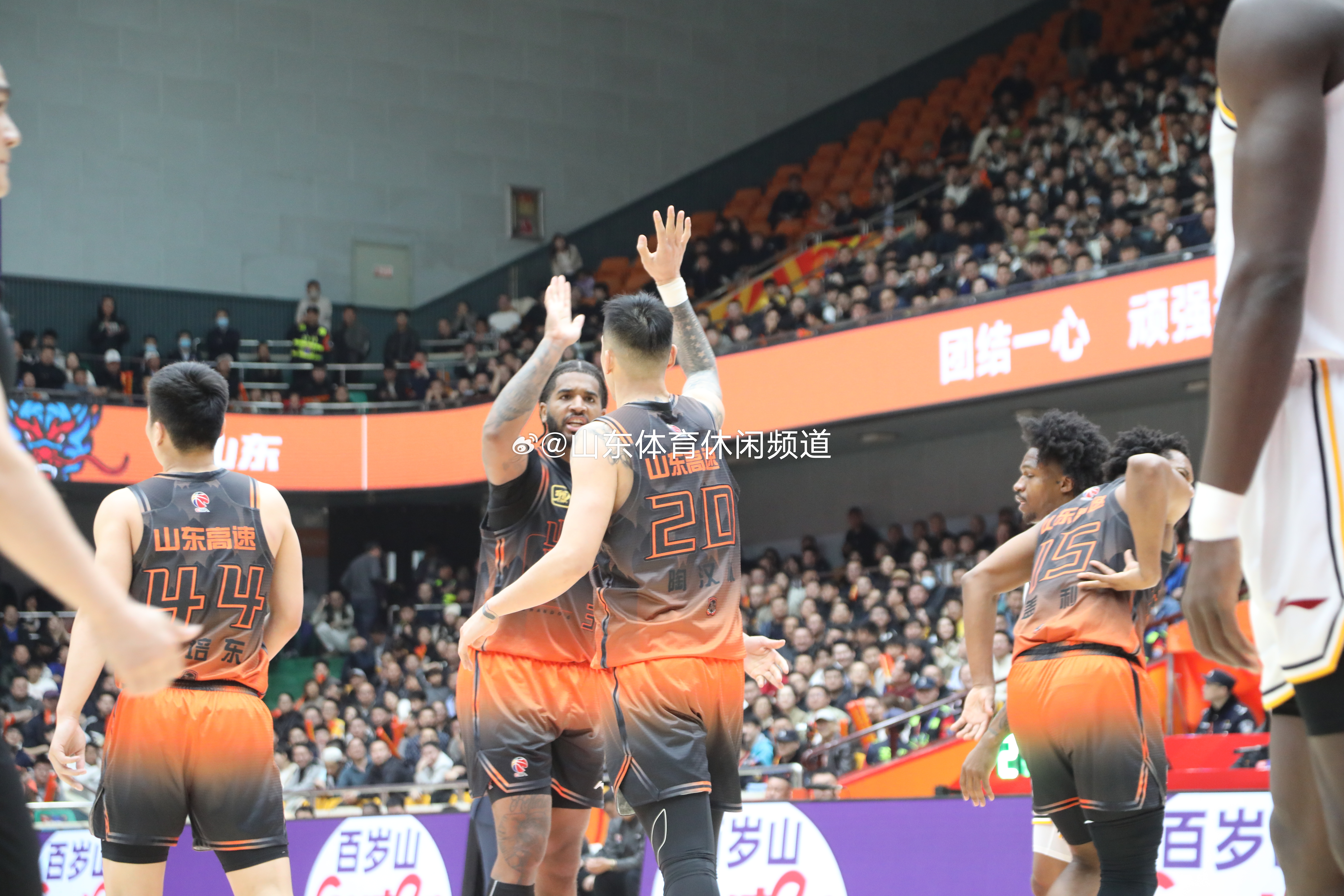 山东男篮在客场击败对手,展现出色的团队合作精神的简单介绍 山东男篮在客场击败对手,展现出色的团队合作精神的简单介绍