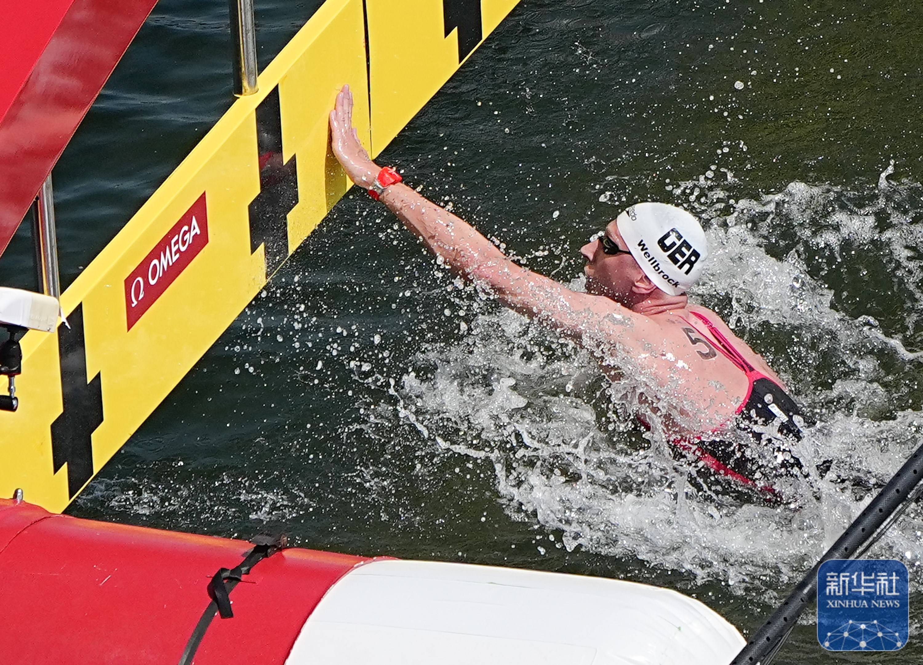 游泳选手腾空跃起,抵达终点线的简单介绍 游泳选手腾空跃起,抵达终点线的简单介绍