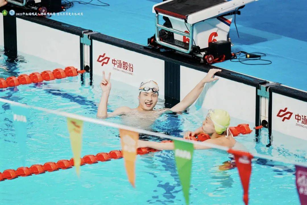 游泳选手腾空跃起,抵达终点线的简单介绍 游泳选手腾空跃起,抵达终点线的简单介绍