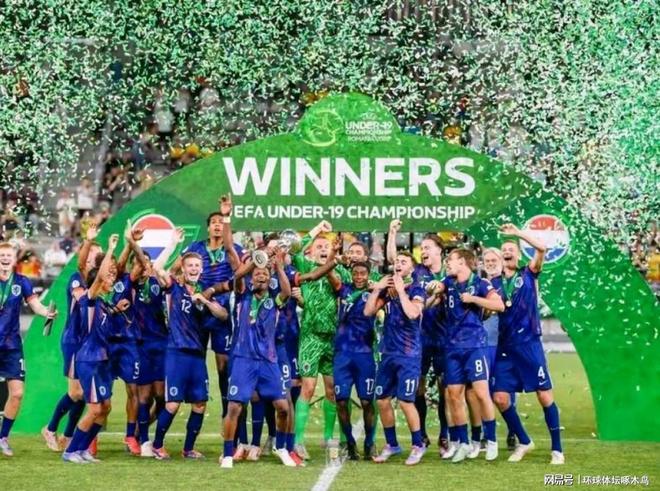 包含荷兰中场发挥突出，备受称赞的词条