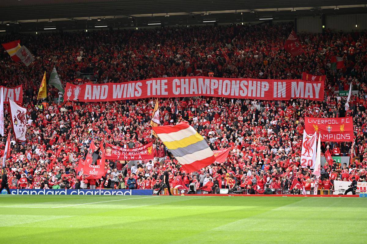 利物浦主场氛围热烈，球迷欢呼雀跃的简单介绍