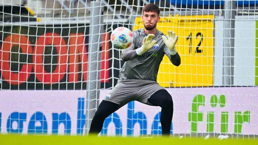 欧预赛精彩瞬间:球员技艺展示引人入胜 欧预赛精彩瞬间:球员技艺展示引人入胜